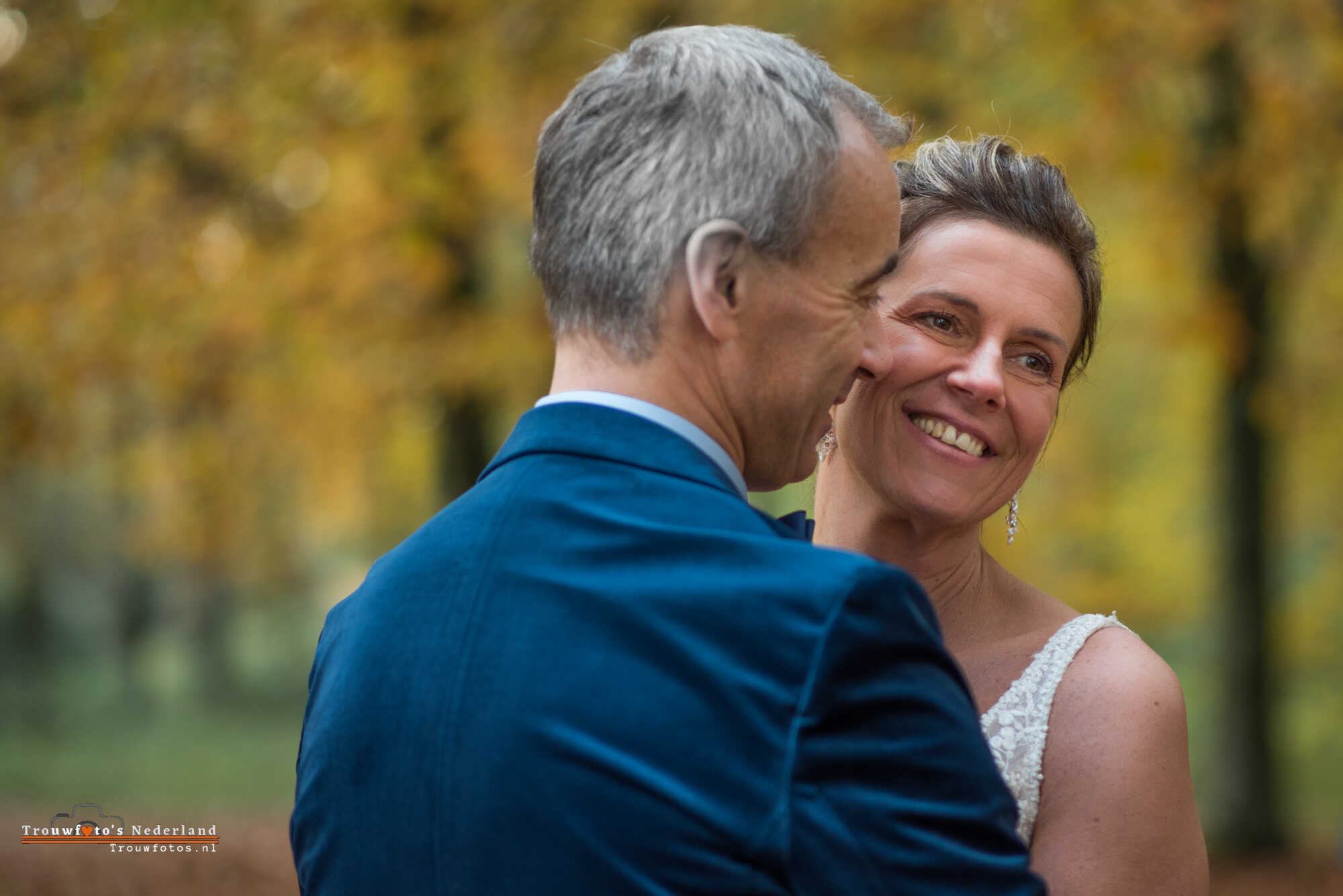 trouwfoto-gelderland gelukkig bruidspaar buiten in de herfst