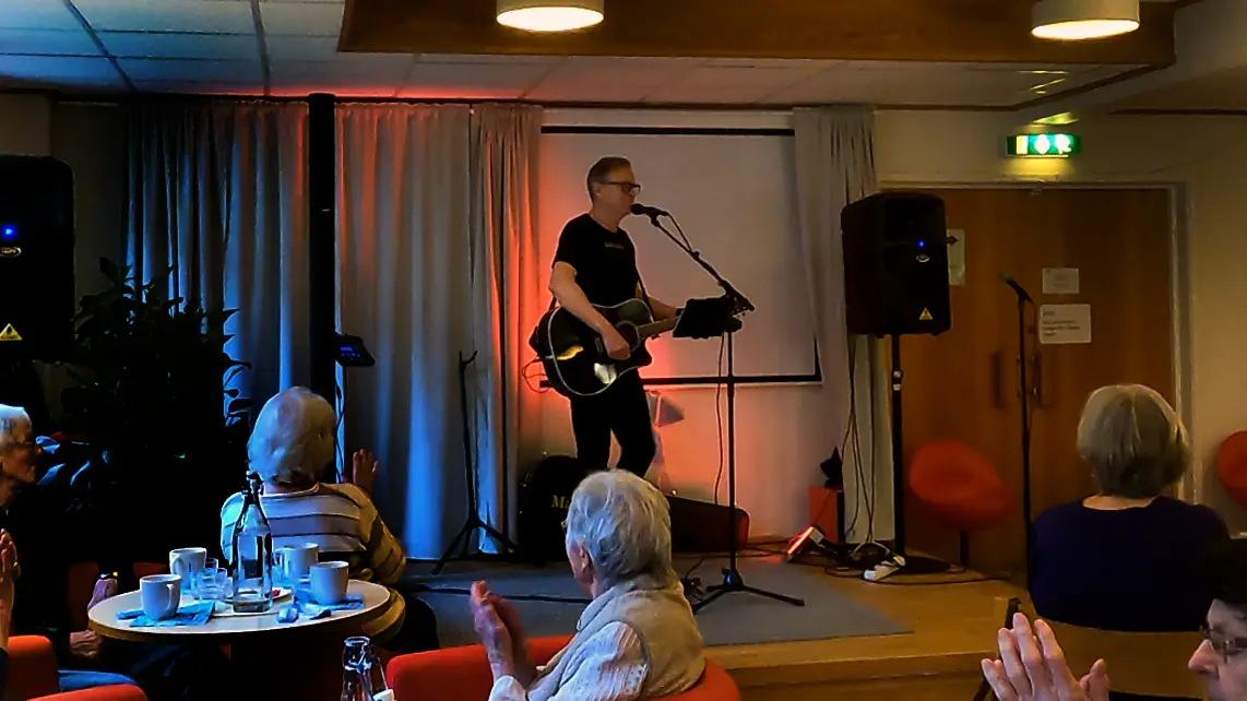 Underhållning för seniorer  på medlemsmöte i Vallentuna