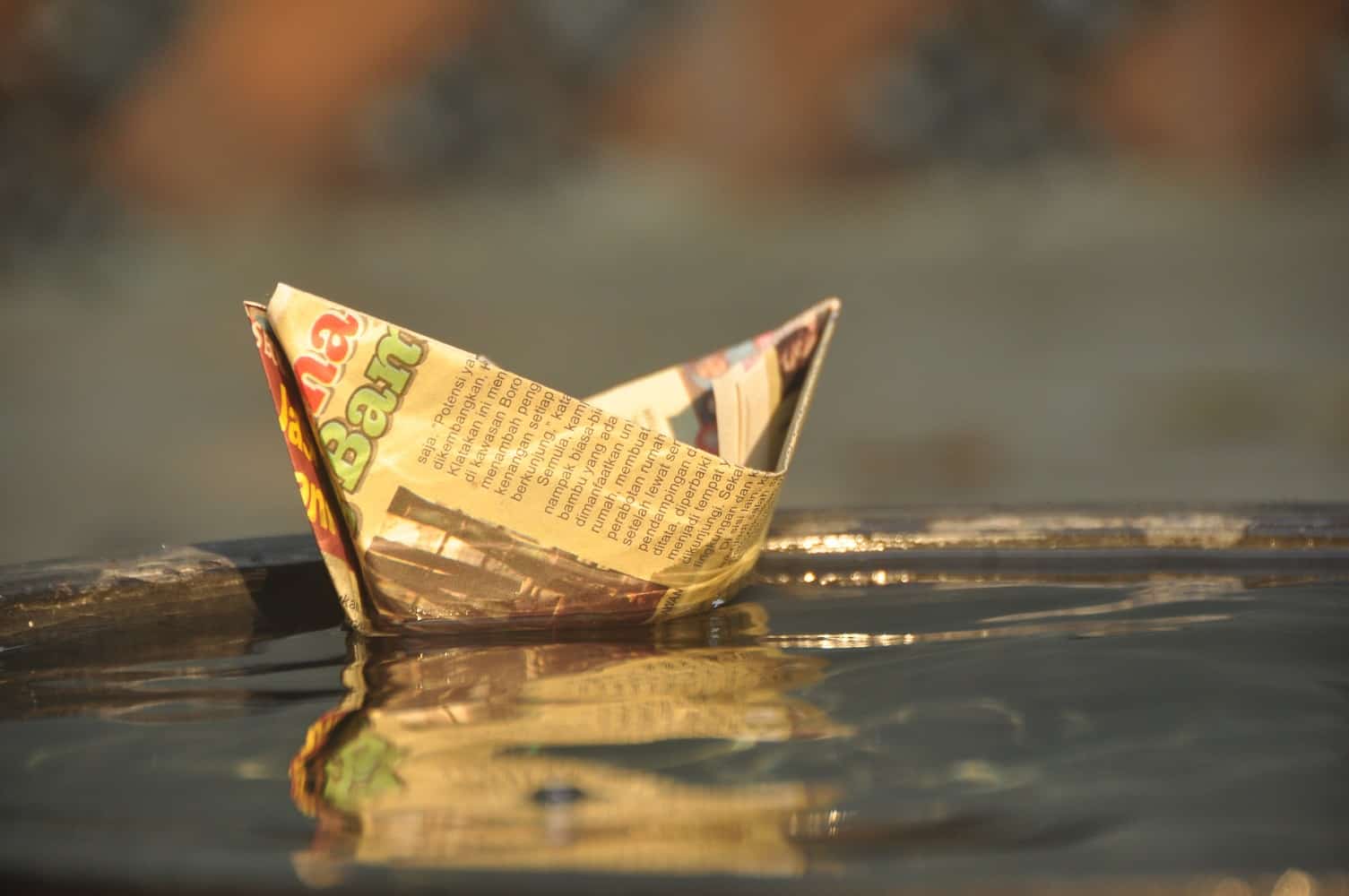 Бумажные кораблики картинки. Бумажный кораблик. Желтый бумажный кораблик. Кораблик из газеты. Бумажный кораблик на воде.