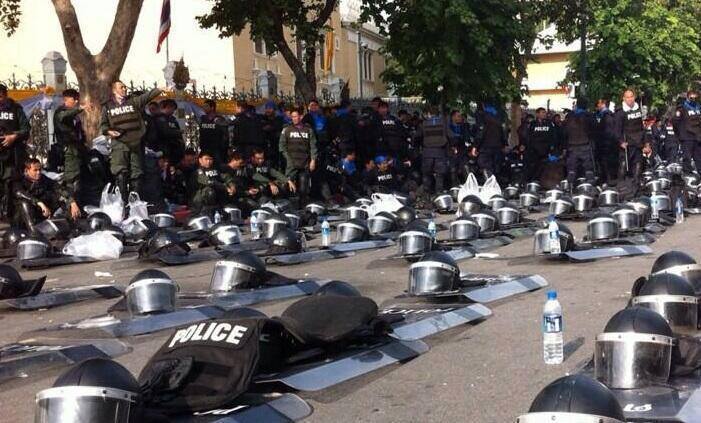 Police In Thailand Lay Down Vests and Barricades In Solidarity With Protestors