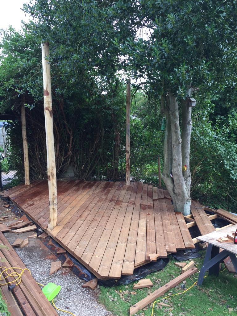 aanleg houten terras rond bomen