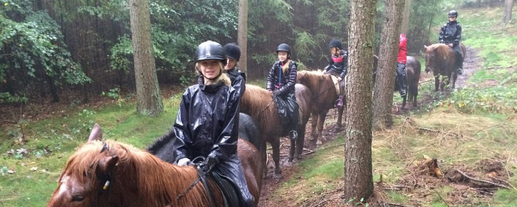 Auf der anderen Reitlager in den Herbstferien fand es nur einen Tag und die coole Ridepigerklarede-Reise im strömenden Regen.