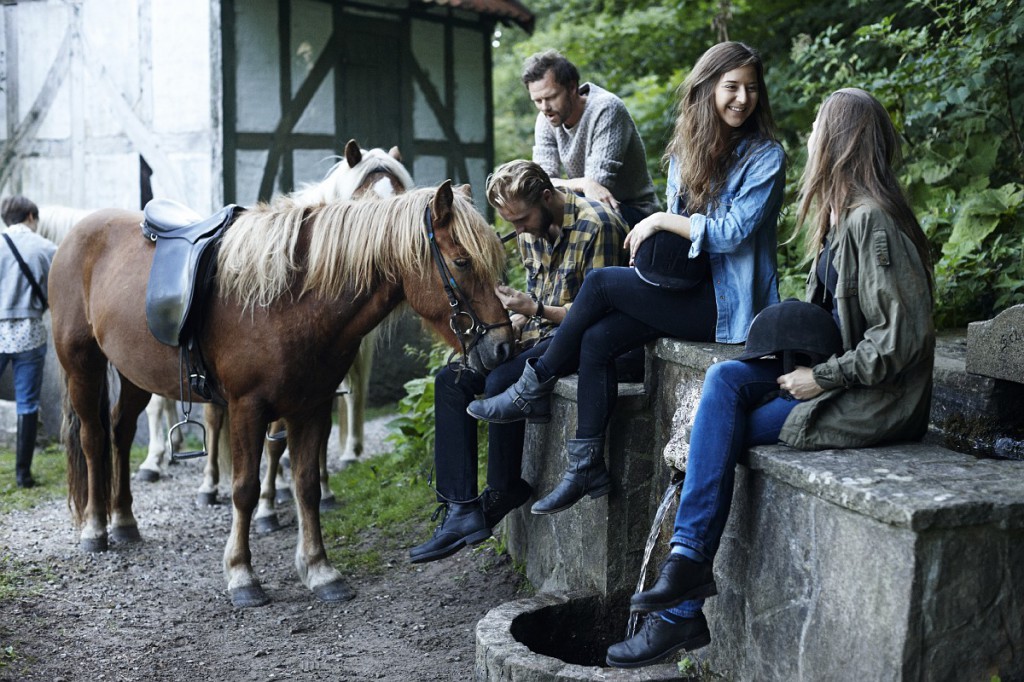 Couple and friends at M Riding, Faaborg_Web 72dpi_4