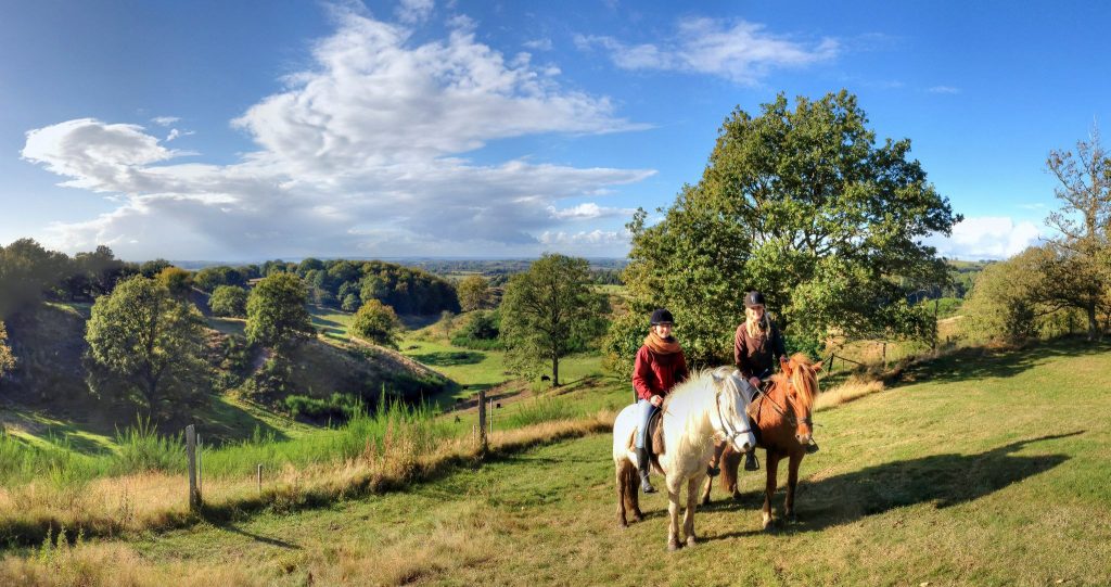 Riders in front of the prospect of Central Svanninge Bakker.