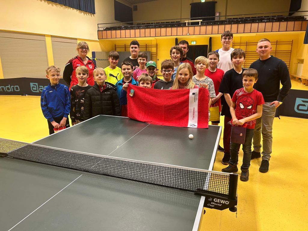 Übergabe Handtücher an die Kinder und Jugendlicher der Tischtennis-Abteilung