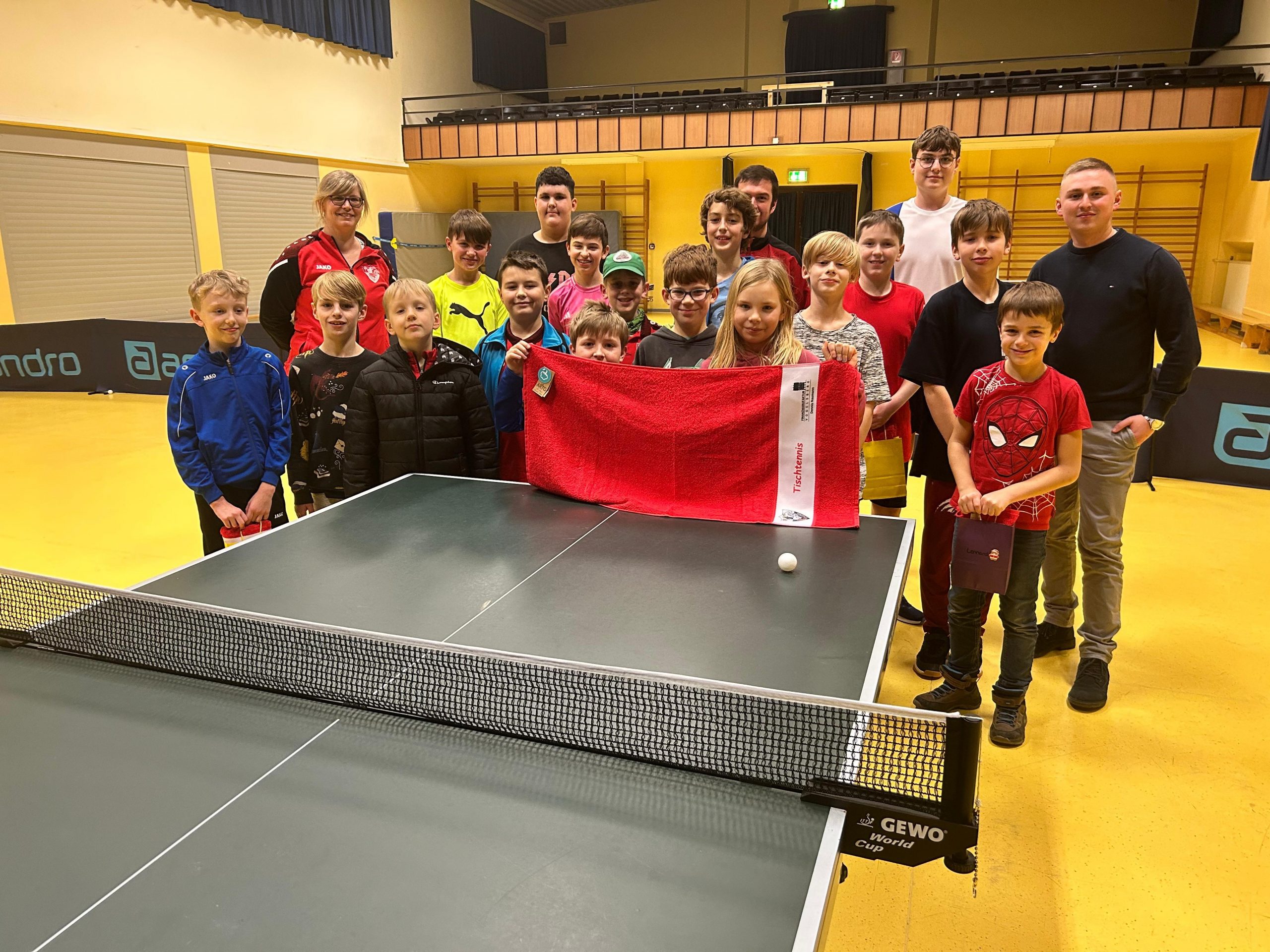 Übergabe Handtücher an die Kinder und Jugendlicher der Tischtennis-Abteilung