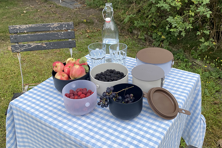 https://usercontent.one/wp/uhmmbox.dk/wp-content/uploads/Picnic-table-neutral-bowls_slider.jpg