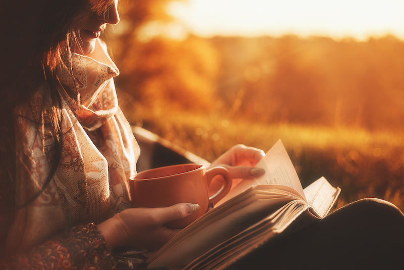 Blog: Livet – liv død og alt imellem. Kvinde der læser i en bog.