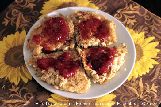 Haferflockenbrot mit Erdbeermarmelade – Fladenbrot