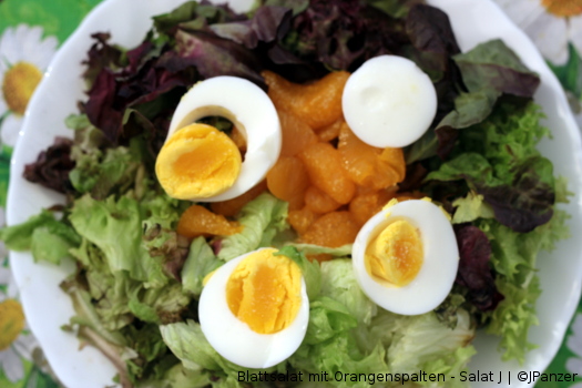 Blattsalat mit Orangenspalten