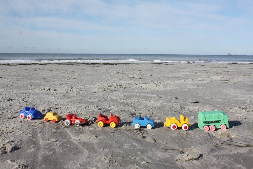 Vinterlek med bilar på stranden! 