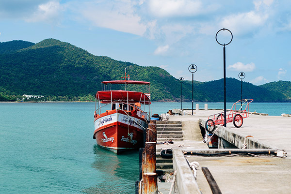 traghetto dalla costa all'isola di Koh Samui