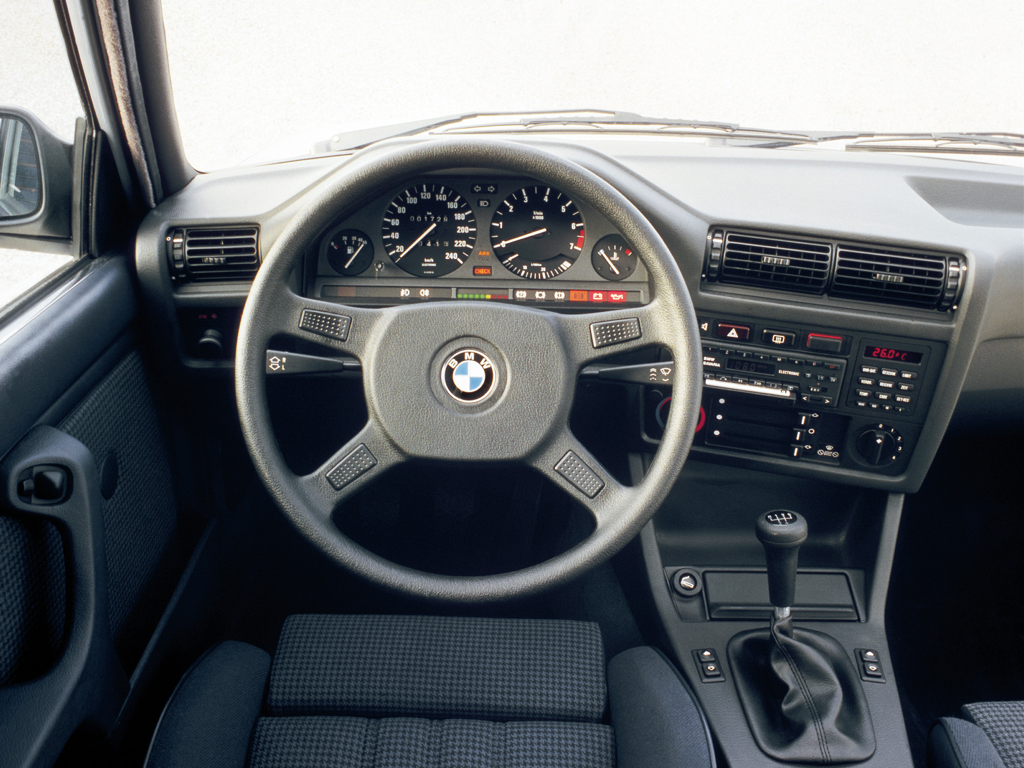 Instrumenteringen i en 3-serie E30. Själva sinnebilden för en förarplats i en BMW, nog platsar den på designmuseum!