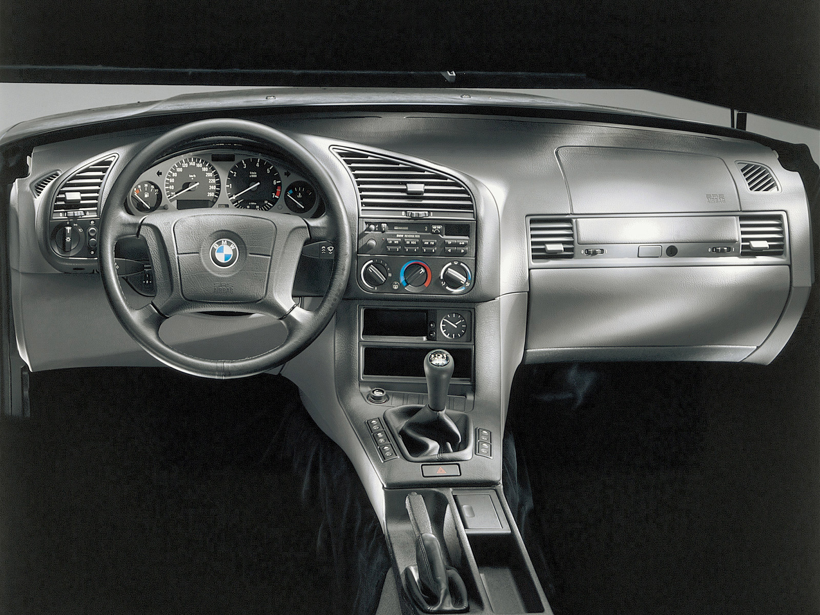 Den säregna, sportiga och mycket ergonomiska instrumentpanelen i en E36 3-serie. BMW när det är som bäst!