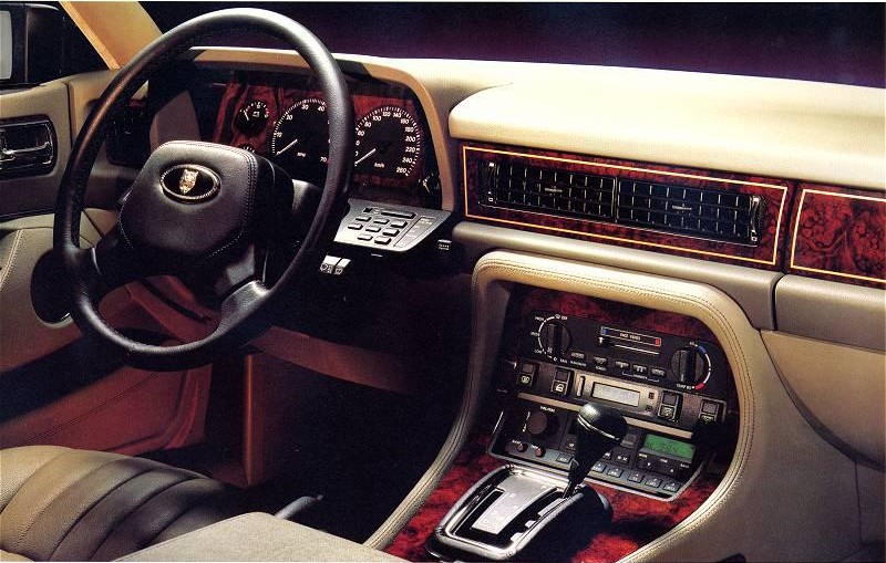 Interiören i en Sovereign efter lyftet 1990. Det syns på de elegant analoga mätarna. Här en bil 1990-92, året efter fick nämligen alla XJ airbag och en ny ratt. 