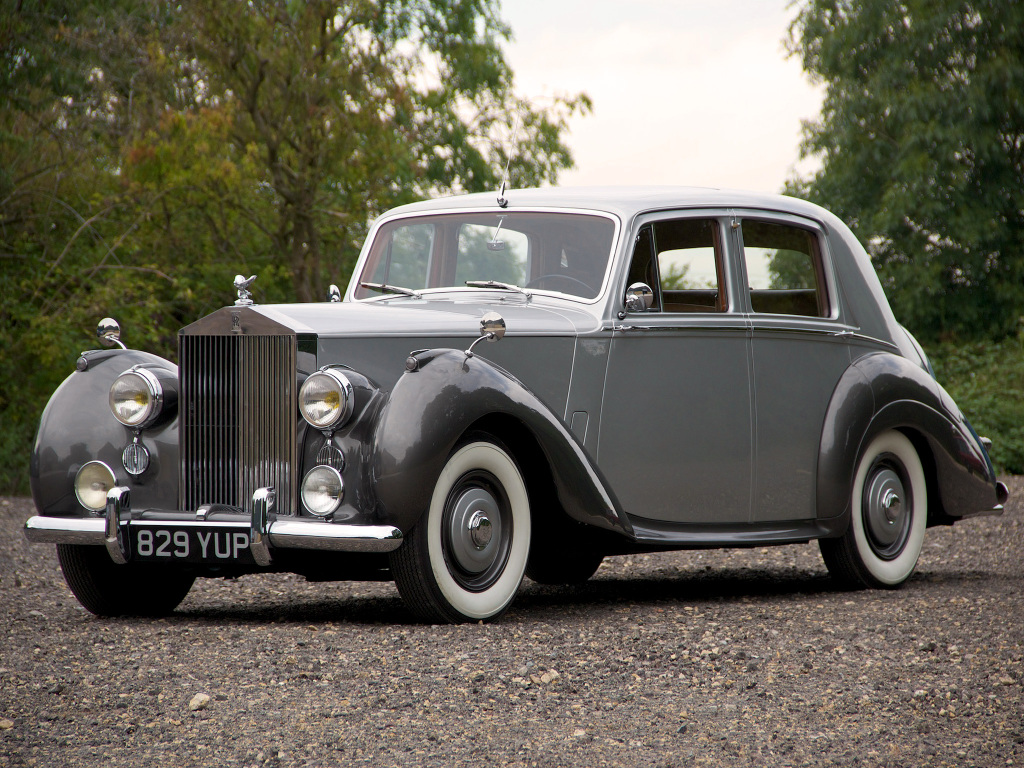 Rolls Royce Silver Dawn från 1949. Den första efterkrigs-Rollsen och en revolution genom sin massproducerade standardkaross. 