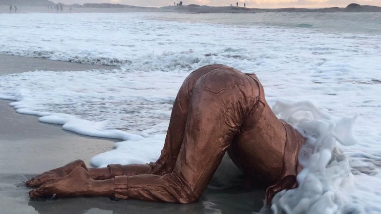 Varenka Paschke Kop in die sand Sculpture in sea