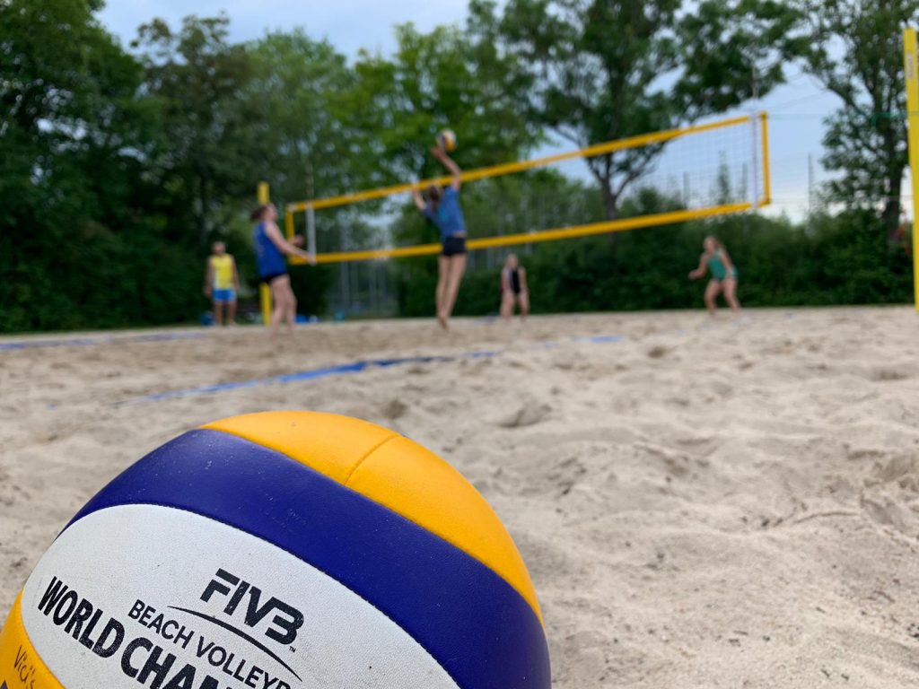 Beachvolleyball. Trainingsszene im Sand.