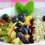 Breakfast Bowl med bananyoghurt, gryn, nødder og frugt