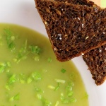 Cremet kartoffelsuppe med hvidløgsristet rugbrød