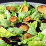 Veganer.nu-bagt rodfrugtssalat med grov ærtepure og jordskokkechips