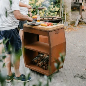 High-quality BBQ Plancha Tabla Corta, made of durable corten steel. Perfect for grilling and serving, this stylish cutting table is ideal for outdoor cooking enthusiasts. Pre-order now for a versatile addition to your BBQ setup.