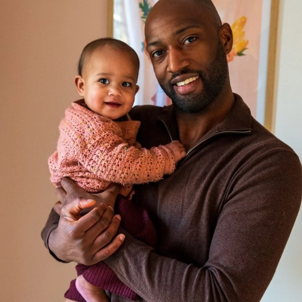 Bewustzijnscoach Romario Ritfeld samen met zijn dochter, warme en persoonlijke uitstraling als coach