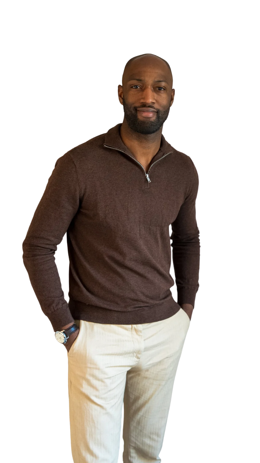 Bewustzijnscoach Romario Ritfeld glimlacht terwijl hij binnen staat met één hand in zijn zak.