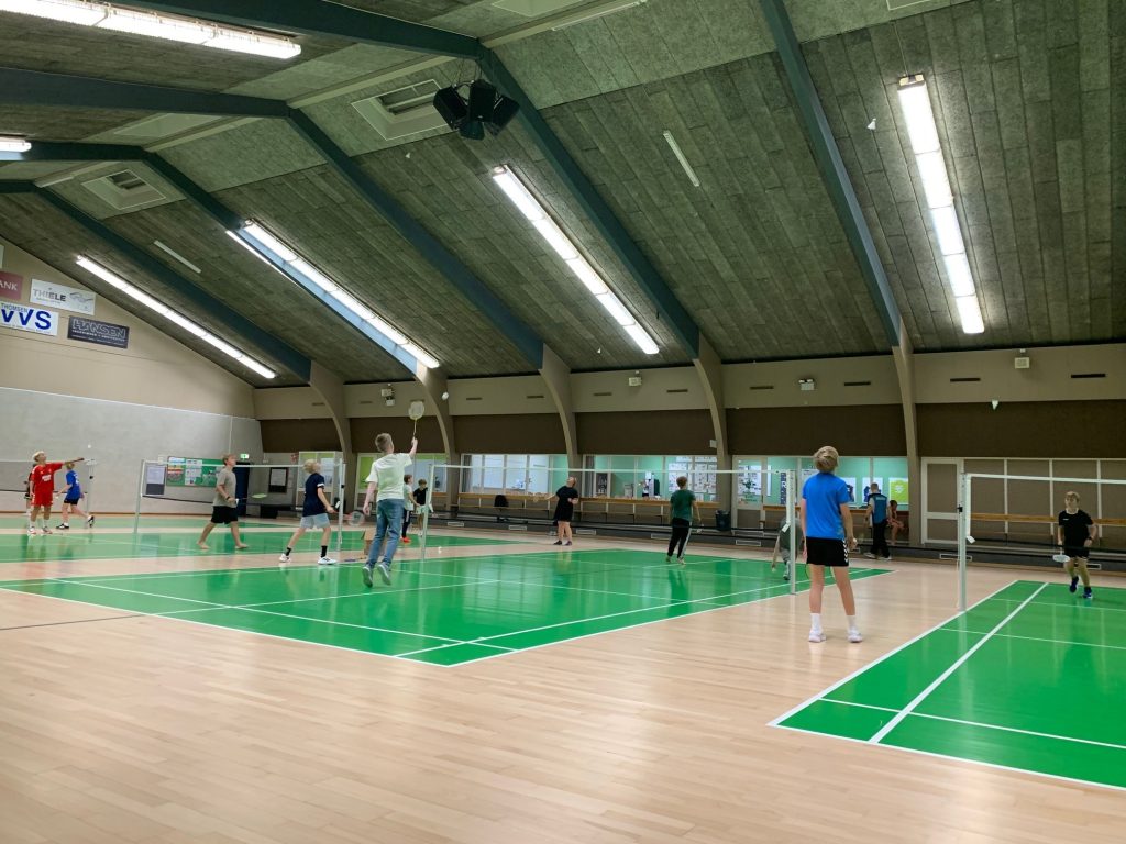 Lokal golfklub og badmintonklub i samarbejde