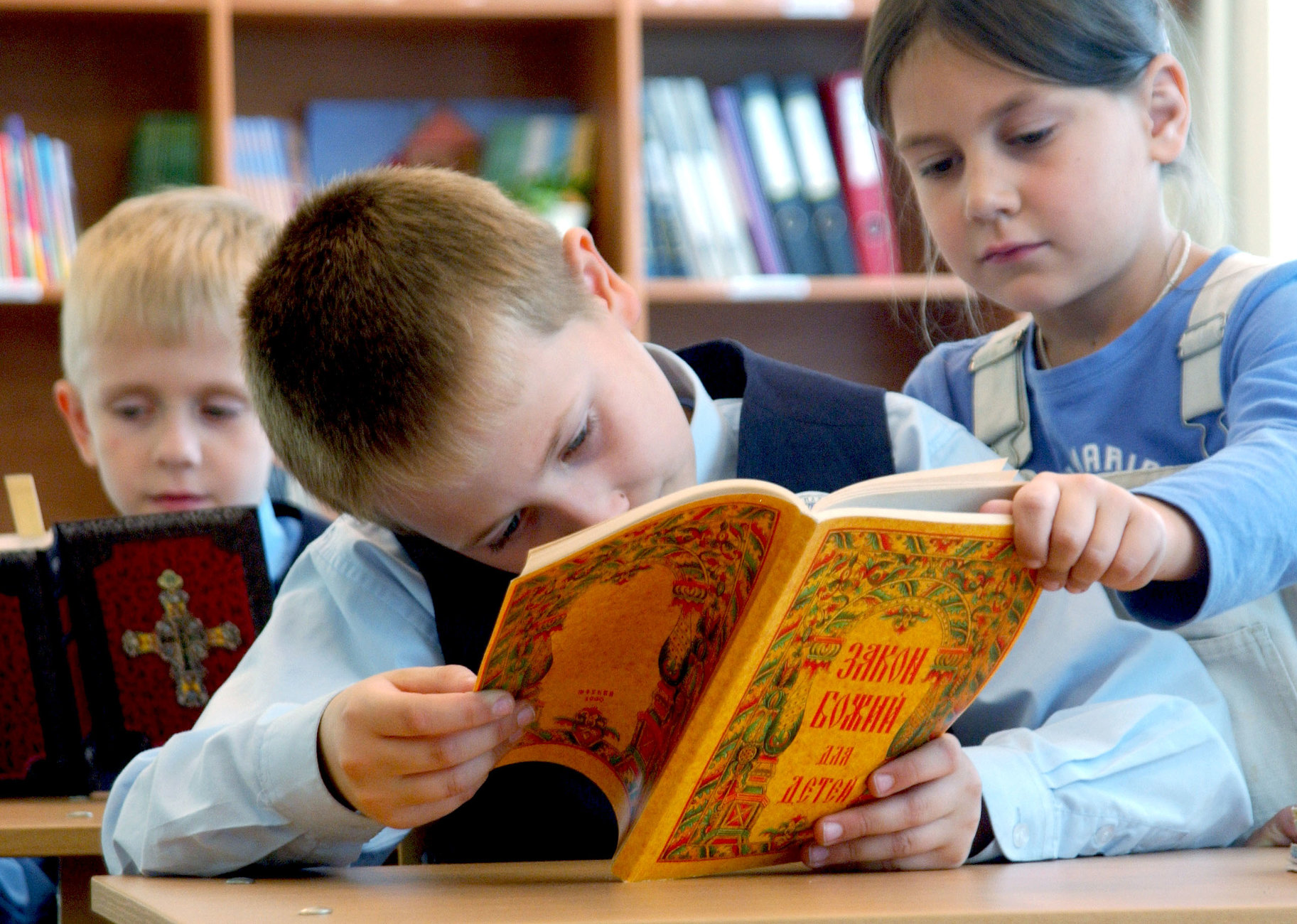 Дети читают на уроке. Православное воспитание в школе. Уроки Православия в школе. Православная культура в школе. Религиозное воспитание в школе.