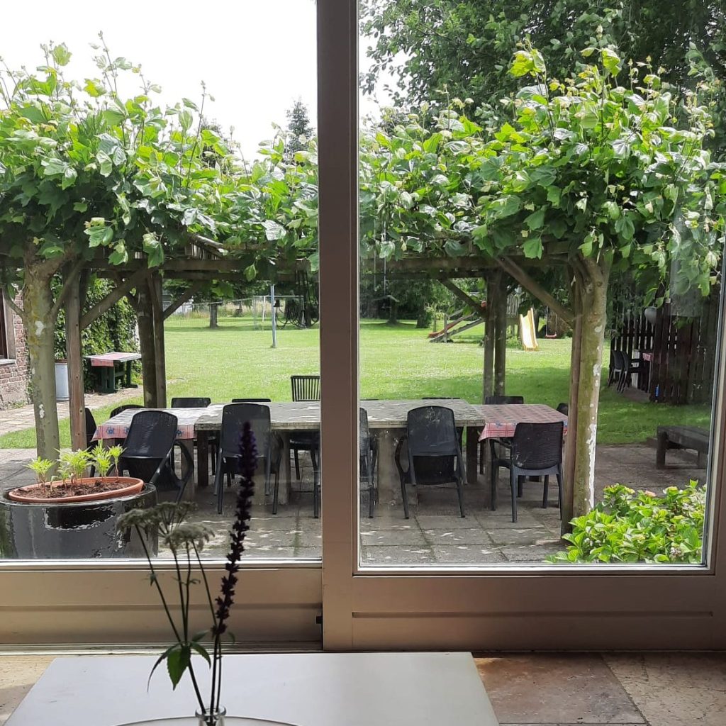 woonkamer met tuindeur naar terras & tuin