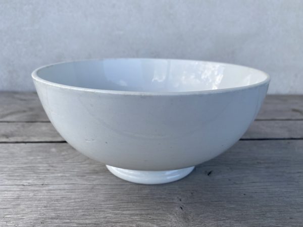 Gammel fransk skål i hvidt porcelæn