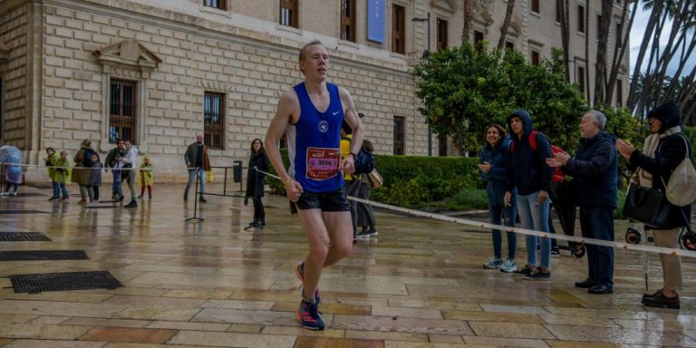 Den gångna helgens lopp gick (liksom många gånger förr) väldigt tungt men denna gång hade det sina förklarliga skäl, trots att formen var god. Därför var det samtidigt mindre betungande. Foto: Alexander Söderberg (från ett tungt och regnigt marathonlopp i Málaga 2022).