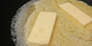 Helfett smör är - tvärtemot många 'experters' råd - en av de mest välsmakande och hälsosamma matfetterna. Foto: Wikimedia /Jessica Merz