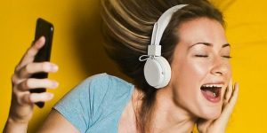 Att lyssna på musik samtidigt som man utsätts för medelhög smärta kan hjälpa till att lindra den, visar en kanadensisk studie. Foto: Wikipedia /Bruce Mars