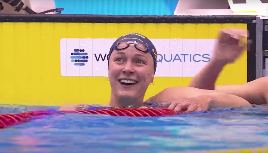 Sarah Sjöström har hela 91 medaljer och flera världsrekord på sin meritlista. Utmärkelsen Årets svensk i världen får hon dela med stavhopparen Armand Duplantis. Foto: Skärmbild (Youtube /World Aquatics).