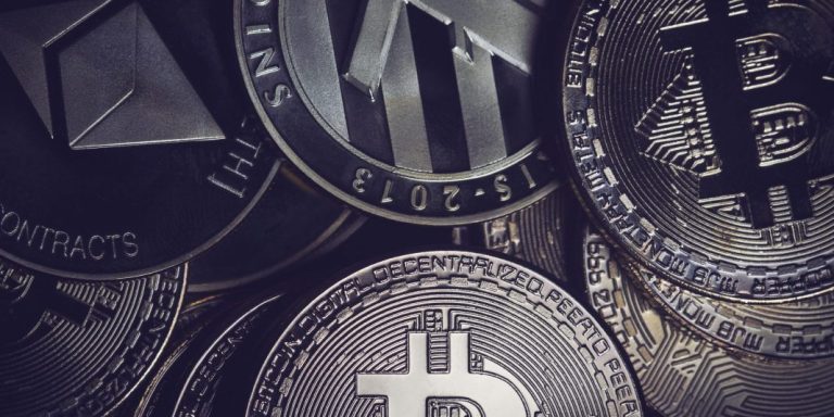 I och med att allt fler börjat handla med kryptovalutor har en helt ny marknad för bedragare växt fram. Foto: Envato