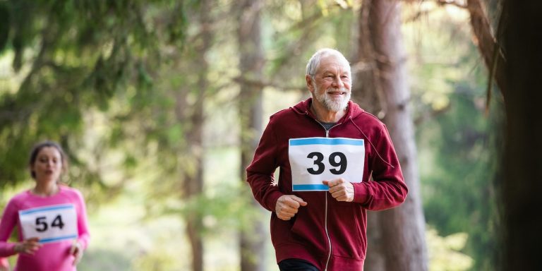 Trots sin höga ålder, sprang nästan 80-årige Lars Svidén halvmaran under två timmar i Veteran-VM i friidrott (som gick i Göteborg). Foto: Envato OBS! Av upphovsrättsskäl kan vi dessvärre inte publicera en bild på Lars.