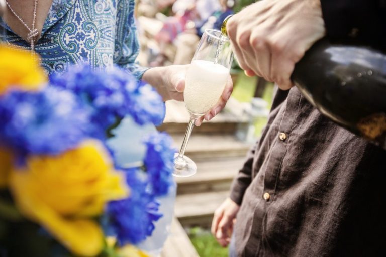 Att det ska supas på Midsommarafton och andra högtider har mer att göra med en trasig insida än starkt förankrad tradition. Foto: Envato