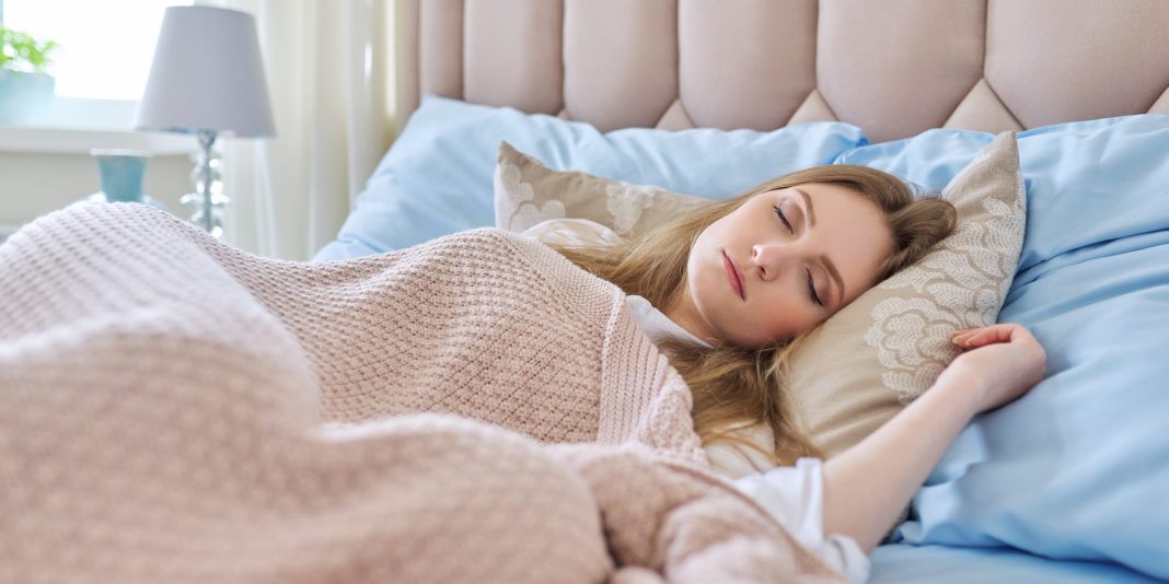 Det finns flera sätt att sova gott på i sommarvärmen. Foto: Envato
