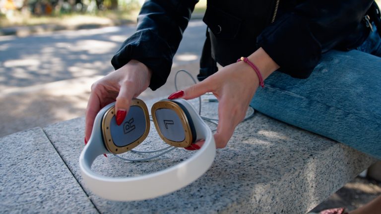 Att lägga undan hörlurarna när du rör dig i det offentliga kan inte bara rädda ditt liv. Det kan även förhindra att du blir rånad, ficktjuvad eller skuggad. Foto: Envato