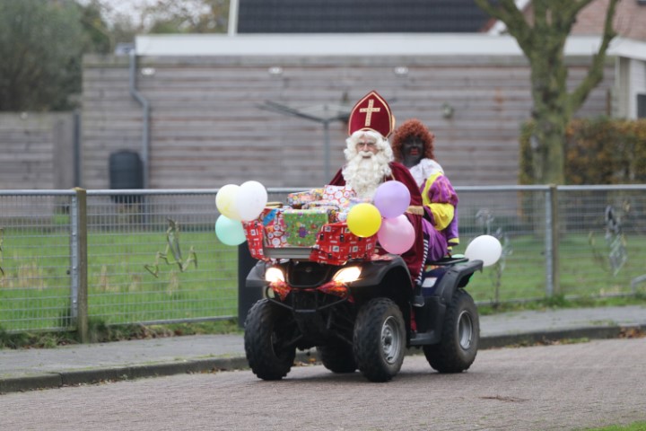 Sinterklaas en Pieten op bezoek in Visvliet.