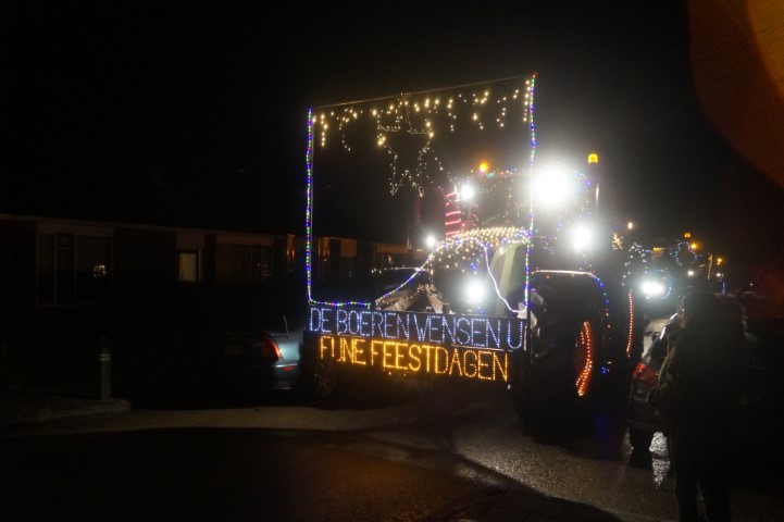 De verlichte trekkertocht ook door Visvliet.