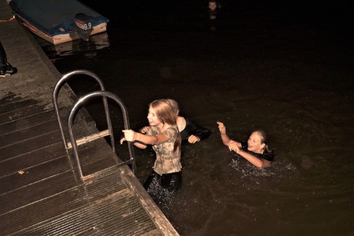 Ongezien dorp binnen komen.
