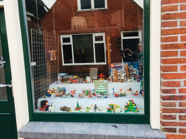 Lego in kerstsferen, Etalage Oudheidkamer.