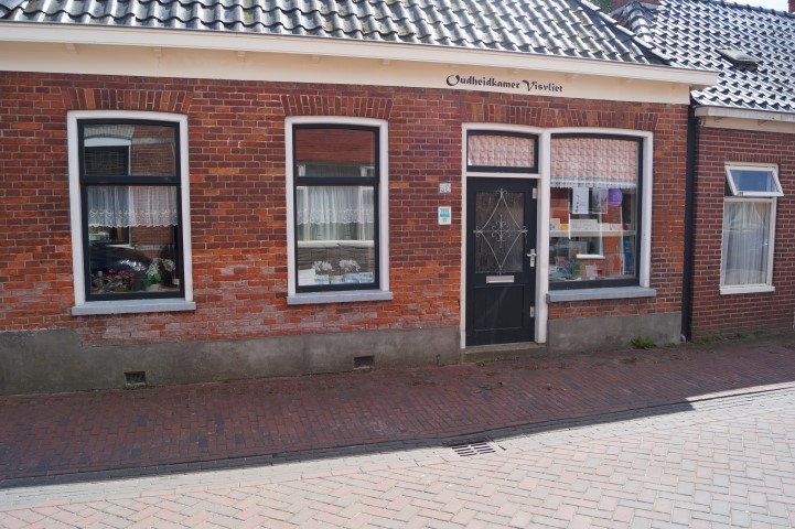 Oudheidkamer open tijdens schuurverkoop.