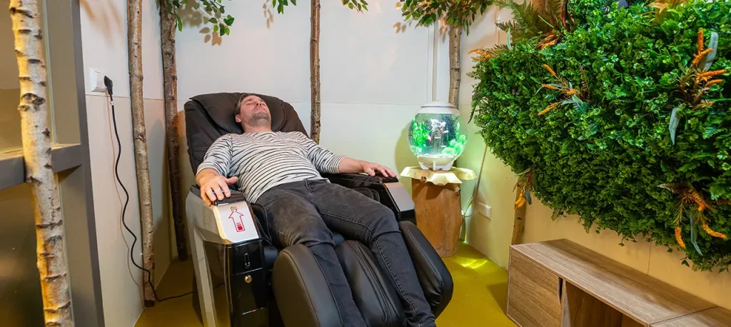 Hoe massagestoelen rugklachten op het werk kunnen verminderen