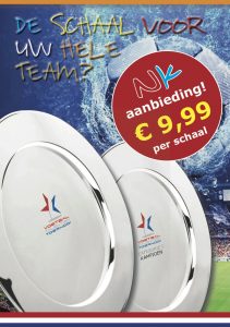 er geldt vanaf 3 mei t/m 30 juni een NK aanbieding voor het nabestellen van de prestige-schalen: deze kosten niet 15 euro vanaf de eerste schaal maar standaard 9,99 euro per schaal (excl. portokosten). Indien tijdig besteld kunnen de schalen op het NK al worden uitgereikt. Er geldt geen minimaal of maximaal aantal te bestellen schalen, dus u kunt voor alleen uw zoon of dochter, of voor uw hele team schalen na bestellen.