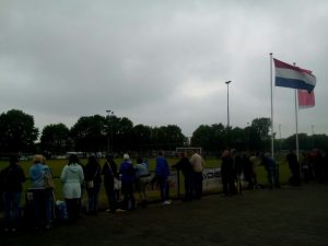 bewolkt, warm, en regen op komst: de bezoekers en speelsters hielden het nagenoeg toch de hele dag vrijwel droog