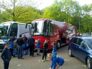 1 van de deelnemers, Bergeijk, komt aan in de PSV spelersbus